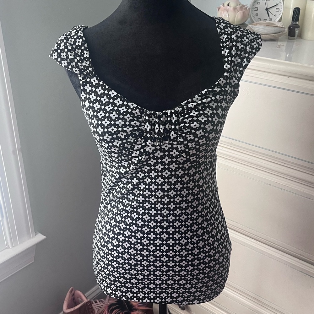 White House Black Market
Black White Geometric Print
Cami Tank Top • Sz XS • EUC